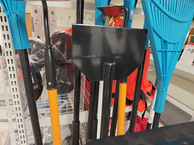 1485713-5 Assorted garden tools