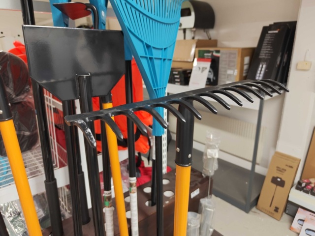 1485713-6 Assorted garden tools
