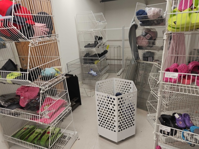 1485724-1 Lot of clothes, shoes, etc.