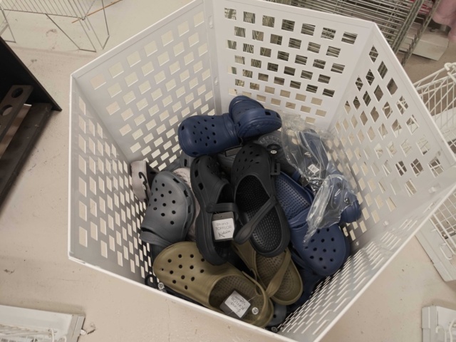 1485724-10 Lot of clothes, shoes, etc.