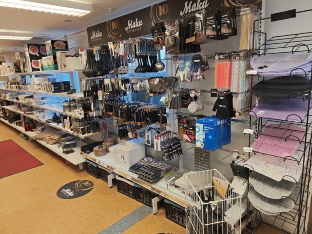 1485737-1 Lot of kitchenware and kitchen equipment
