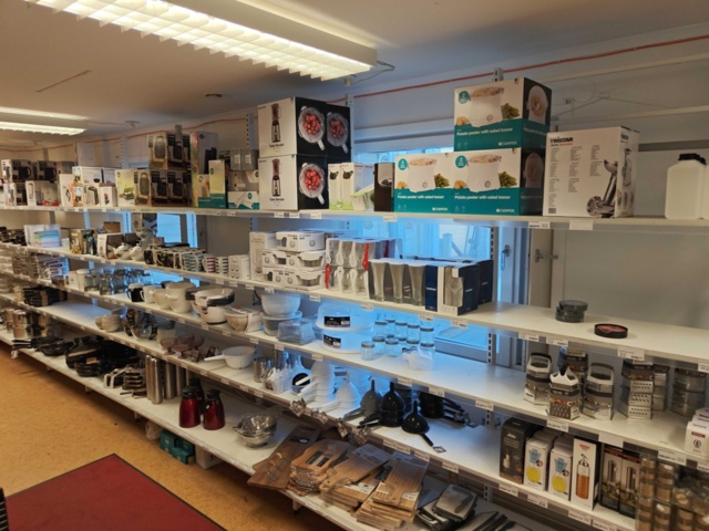 1485737-2 Lot of kitchenware and kitchen equipment