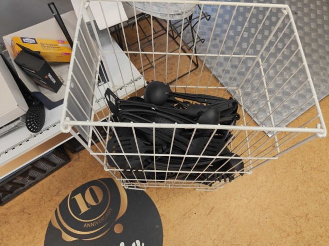 1485737-3 Lot of kitchenware and kitchen equipment
