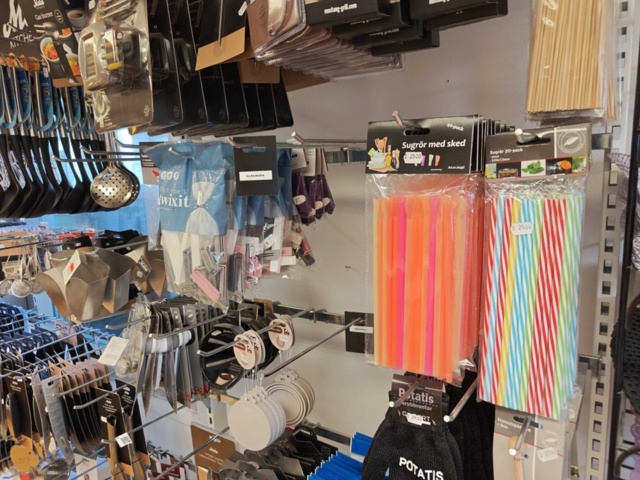 1485737-6 Lot of kitchenware and kitchen equipment