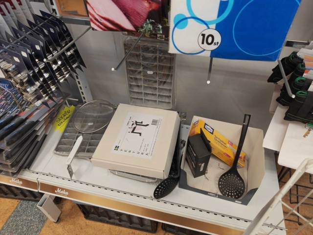 1485737-8 Lot of kitchenware and kitchen equipment