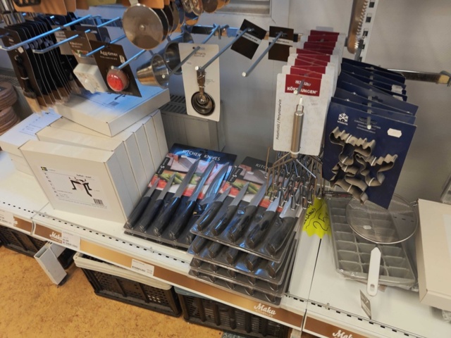 1485737-9 Lot of kitchenware and kitchen equipment