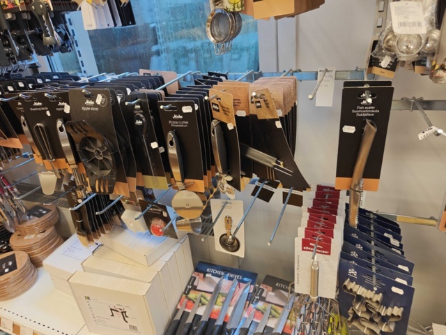 1485737-10 Lot of kitchenware and kitchen equipment