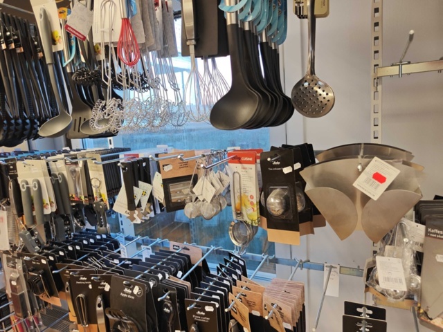1485737-11 Lot of kitchenware and kitchen equipment