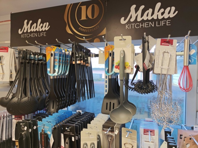 1485737-13 Lot of kitchenware and kitchen equipment