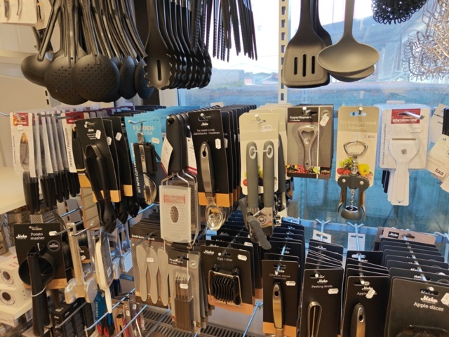 1485737-14 Lot of kitchenware and kitchen equipment