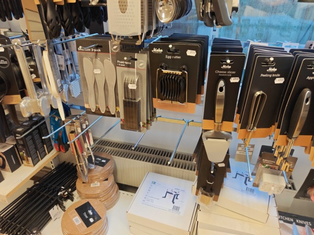 1485737-15 Lot of kitchenware and kitchen equipment