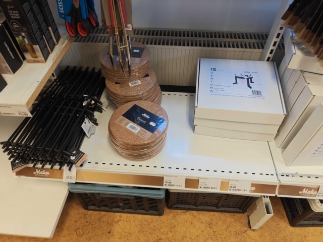1485737-16 Lot of kitchenware and kitchen equipment