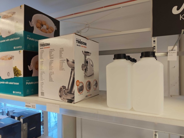1485737-18 Lot of kitchenware and kitchen equipment