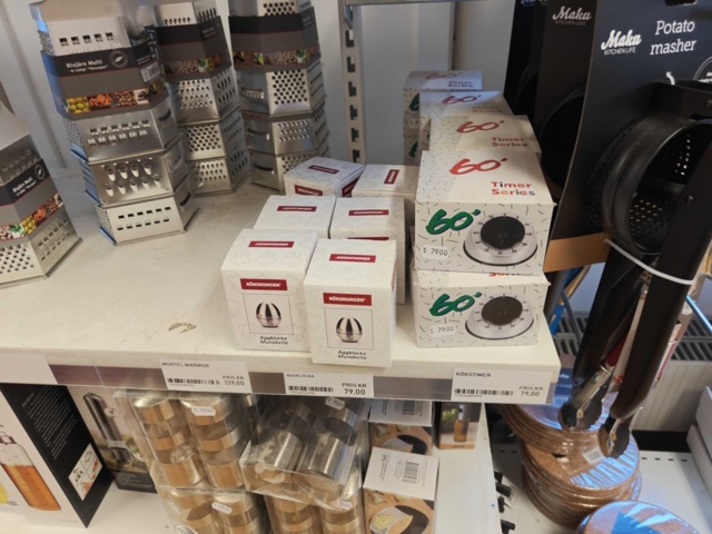 1485737-20 Lot of kitchenware and kitchen equipment