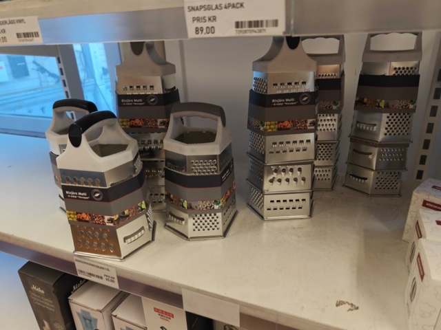 1485737-21 Lot of kitchenware and kitchen equipment