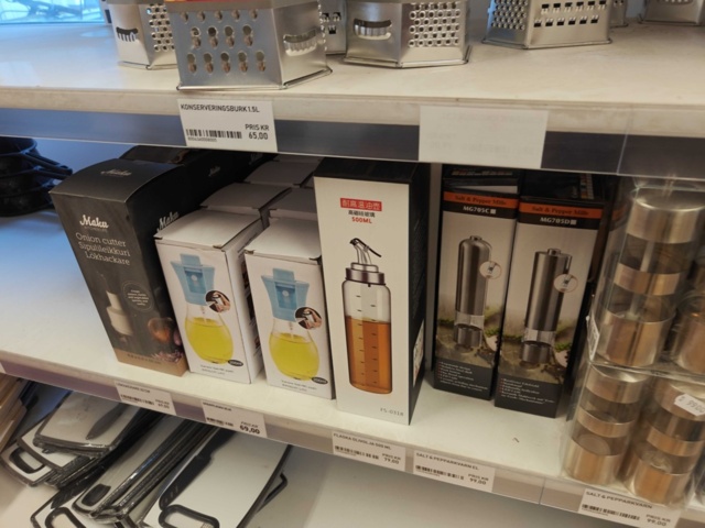 1485737-22 Lot of kitchenware and kitchen equipment
