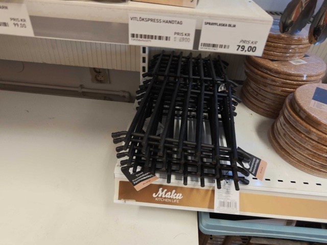 1485737-24 Lot of kitchenware and kitchen equipment