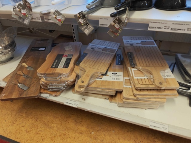 1485737-26 Lot of kitchenware and kitchen equipment
