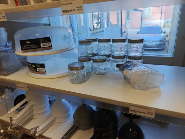 1485737-27 Lot of kitchenware and kitchen equipment