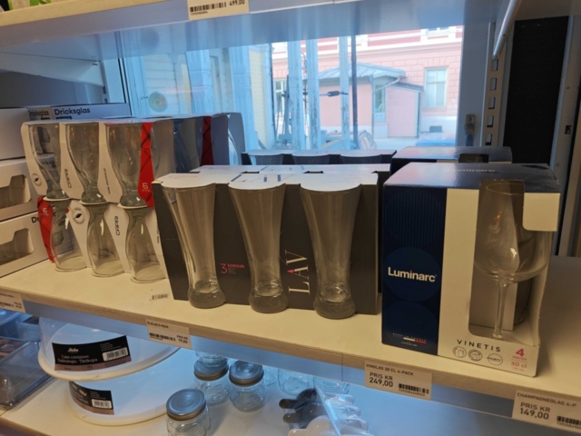 1485737-28 Lot of kitchenware and kitchen equipment