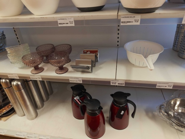 1485737-36 Lot of kitchenware and kitchen equipment