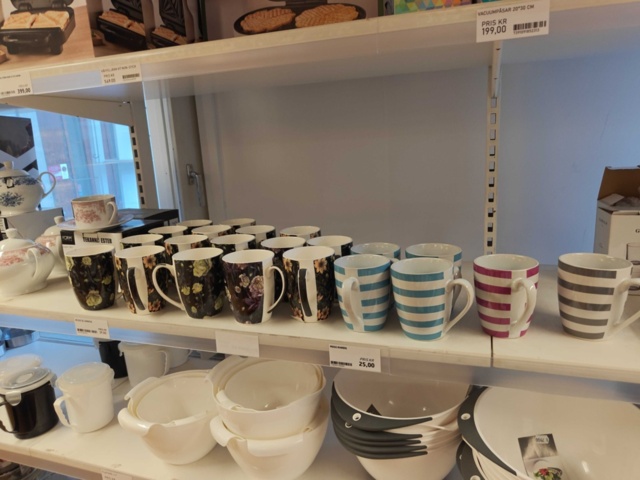1485737-38 Lot of kitchenware and kitchen equipment