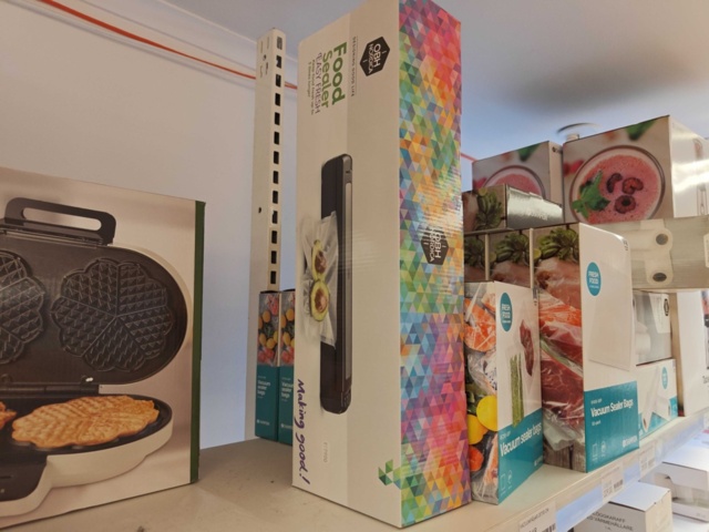1485737-40 Lot of kitchenware and kitchen equipment
