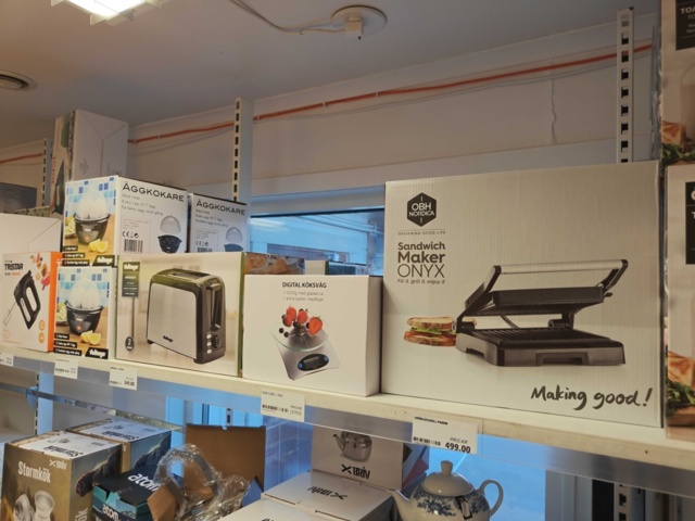 1485737-42 Lot of kitchenware and kitchen equipment