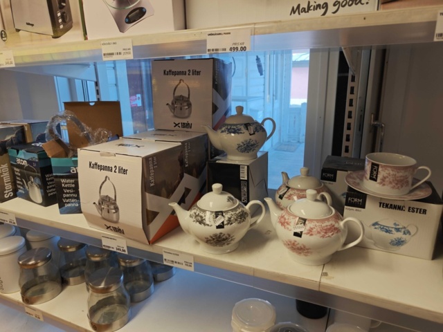 1485737-43 Lot of kitchenware and kitchen equipment