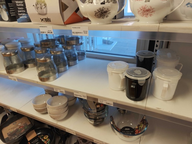 1485737-44 Lot of kitchenware and kitchen equipment