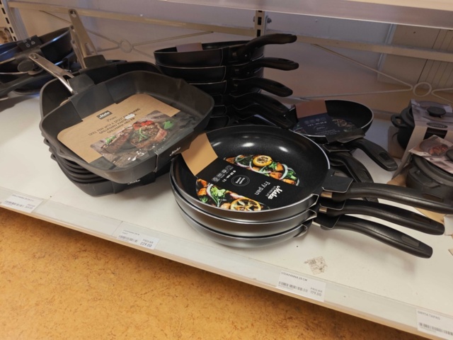 1485737-47 Lot of kitchenware and kitchen equipment