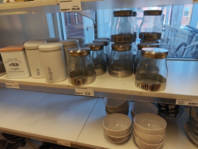1485737-48 Lot of kitchenware and kitchen equipment