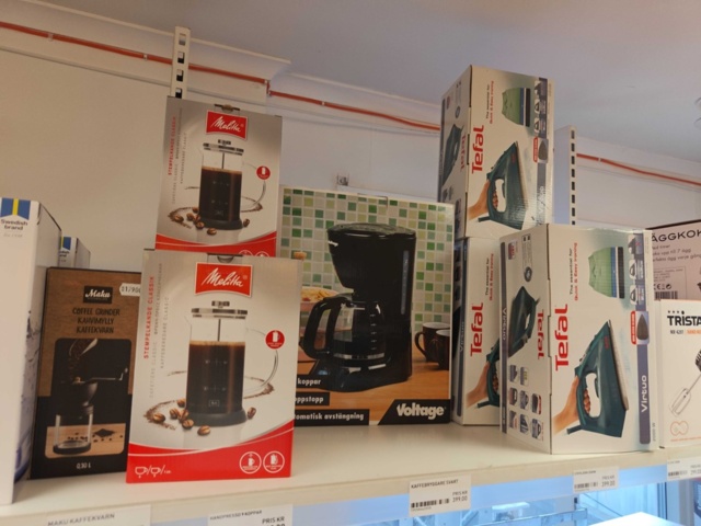 1485737-52 Lot of kitchenware and kitchen equipment
