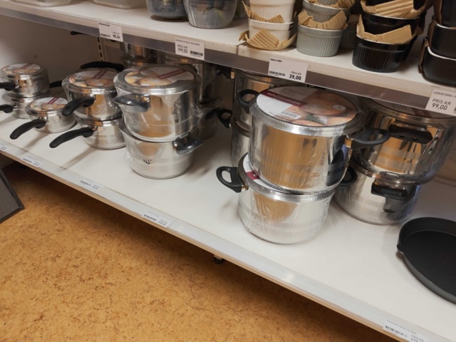 1485737-56 Lot of kitchenware and kitchen equipment