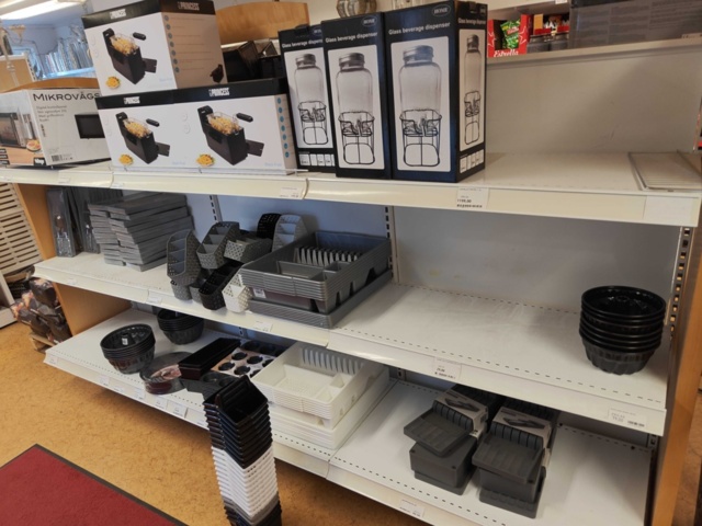1485737-65 Lot of kitchenware and kitchen equipment