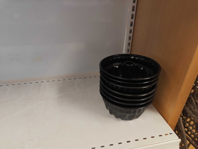 1485737-67 Lot of kitchenware and kitchen equipment
