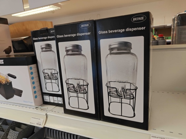 1485737-68 Lot of kitchenware and kitchen equipment