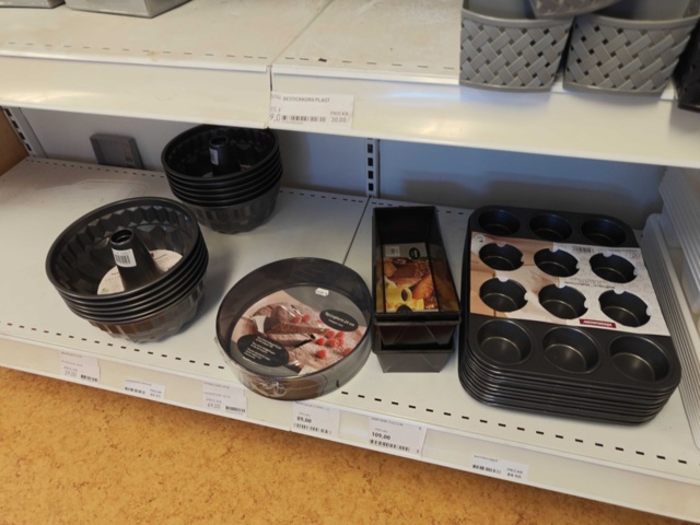 1485737-70 Lot of kitchenware and kitchen equipment