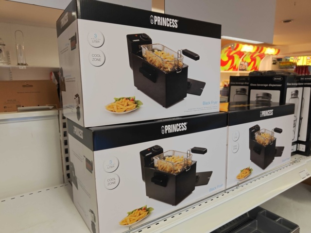 1485737-73 Lot of kitchenware and kitchen equipment