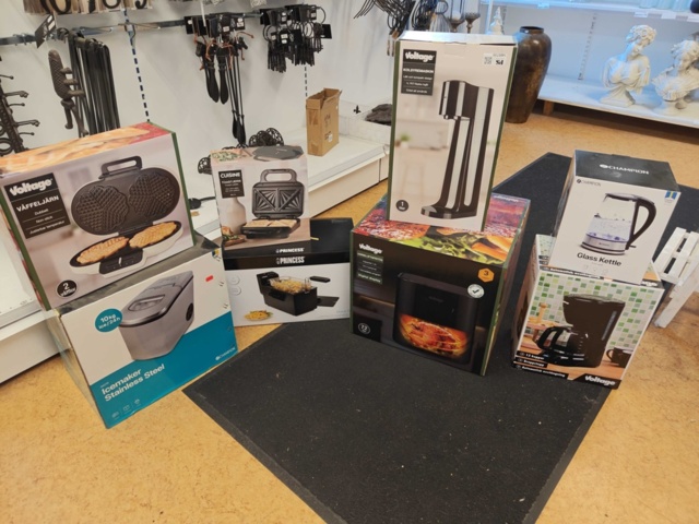 1485738-1 Collection of smaller kitchen appliances - Voltage, Champion, etc