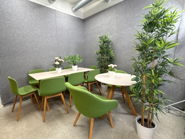 1546158-2 Collection of tables, chairs and plastic plants