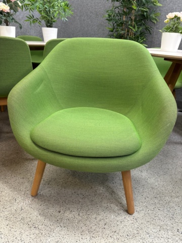 1546158-7 Collection of tables, chairs and plastic plants