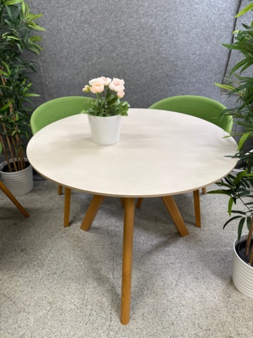 1546158-11 Collection of tables, chairs and plastic plants
