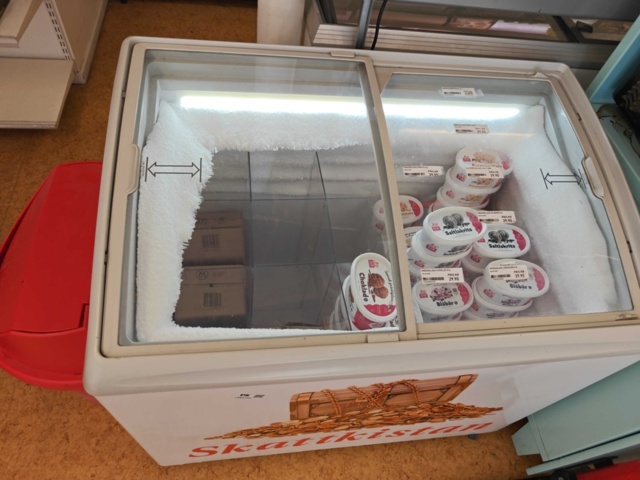 1485755-3 Freezer with sliding glass lids
