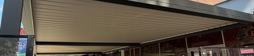 Bild som representerar auktionen - Avyttring pergola med vinklingsbart lamelltak och LED-belysning
