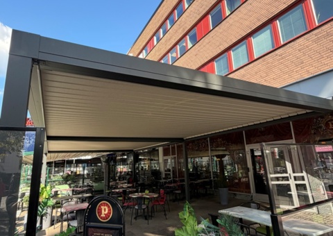 Bild som representerar auktionen - Avyttring pergola med vinklingsbart lamelltak och LED-belysning