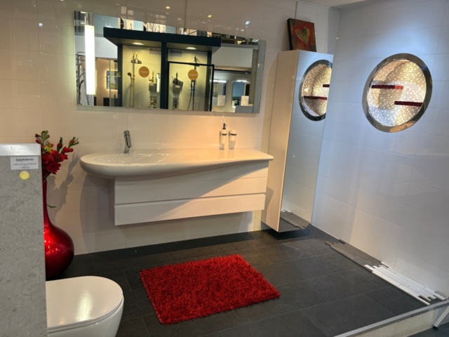 Badrumsinredning, 4 delar - Laufen Ilbagno Alessi ONE, 160 cm, belysning på auktion i Stockholm, Kungens Kurva hos PS Auction