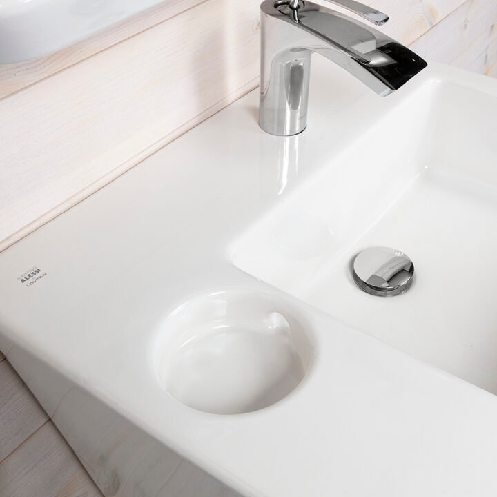 1545694-2 Alessi Dot tvättställ i porslin med hylla och blandare - utställningsexemplar