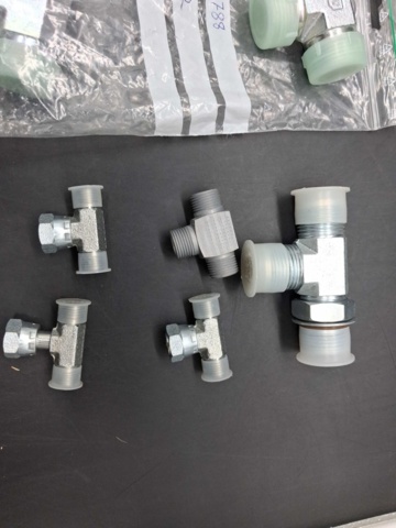 1571671-7 Hydrauliska T-kopplingar och vinkeladaptrar - blandade modeller