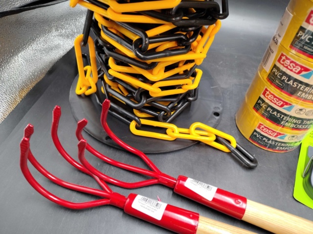 1571702-3 Balkonghängare och bygg-/trädgårdstillbehör - blandat parti